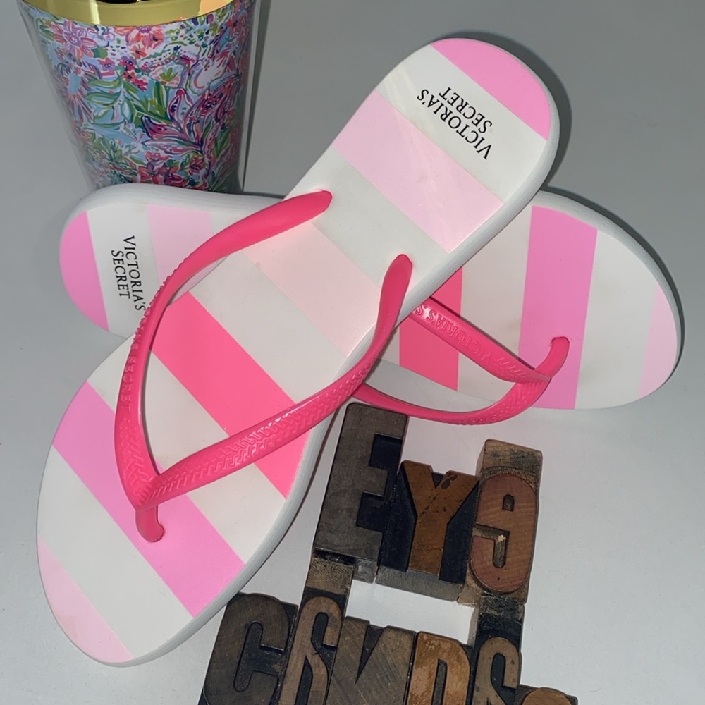 🆕VICTORIA’S SECRET Pink & White Striped Flip Flop Sandals